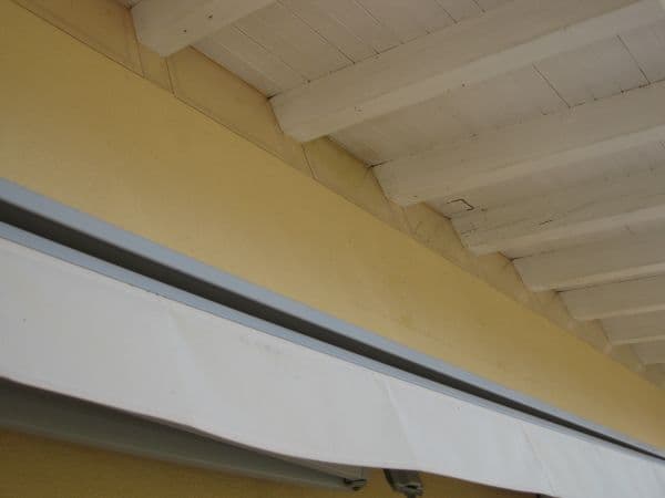 Nidifications d'hirondelles : avant protection, après nettoyage et teinture (second exemple) - après