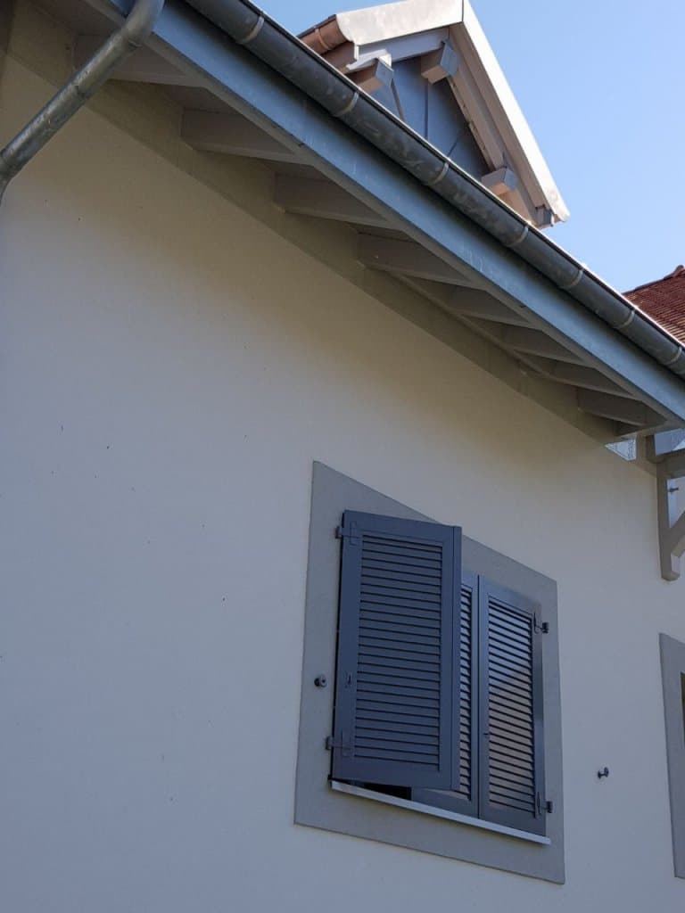 Protection entre chevrons par plaques en polycarbonate