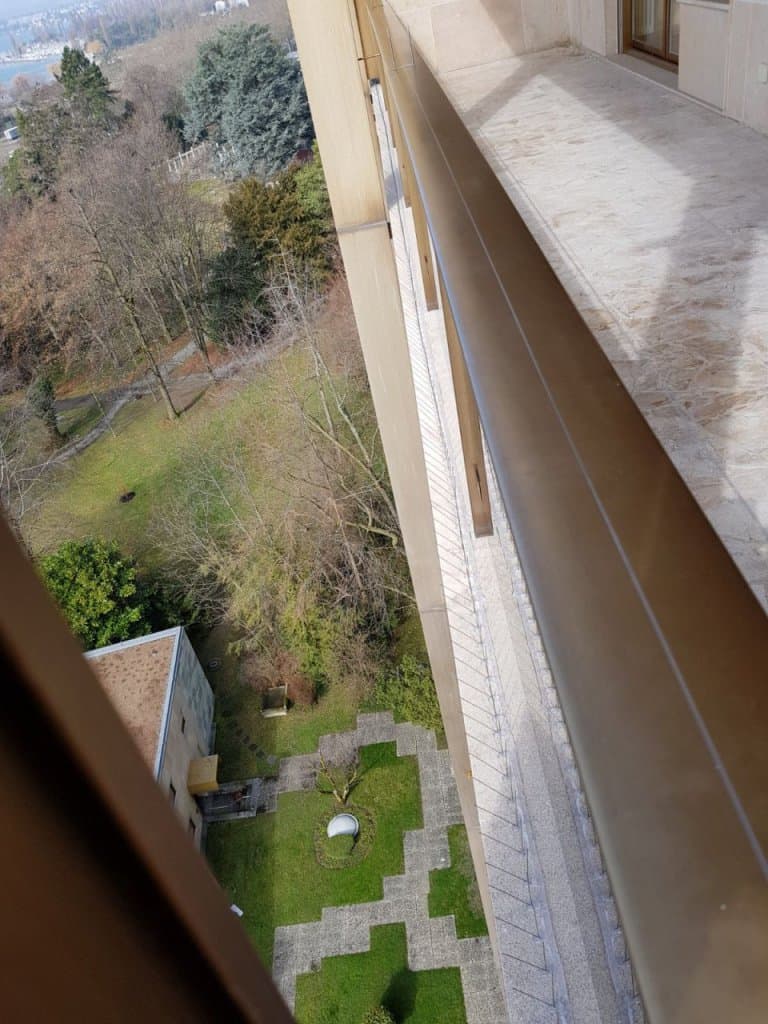 Protection du rebord de balcon par pose de pics