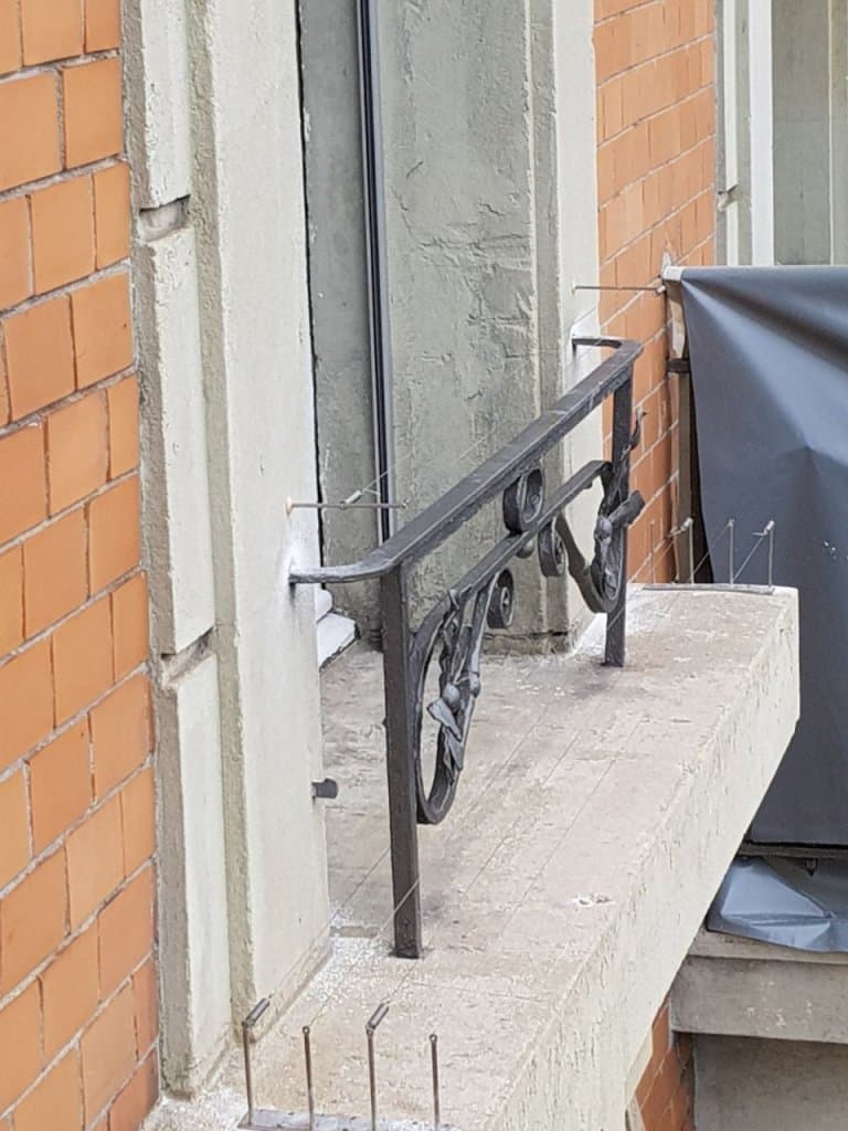 Protection de la main courante et de la tablette de fenêtre par câbles tendus