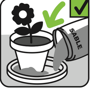 Du sable versé dans la soucoupe d'un pot de fleurs